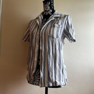 Casual Striped Short-Sleeve Button-Up Shirt in Blue & White